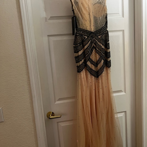 Dress - Picture 2 of 10